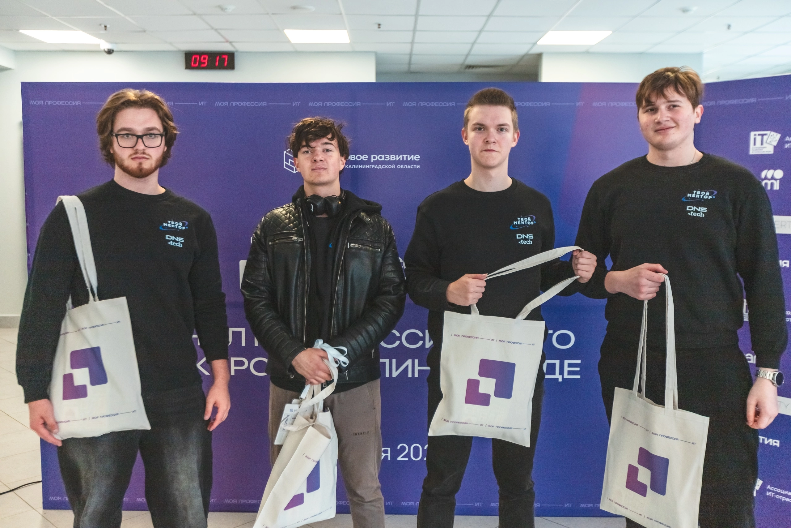 Студенты ДВФУ стали лучшими на Всероссийском хакатоне «Моя профессия — ИТ»